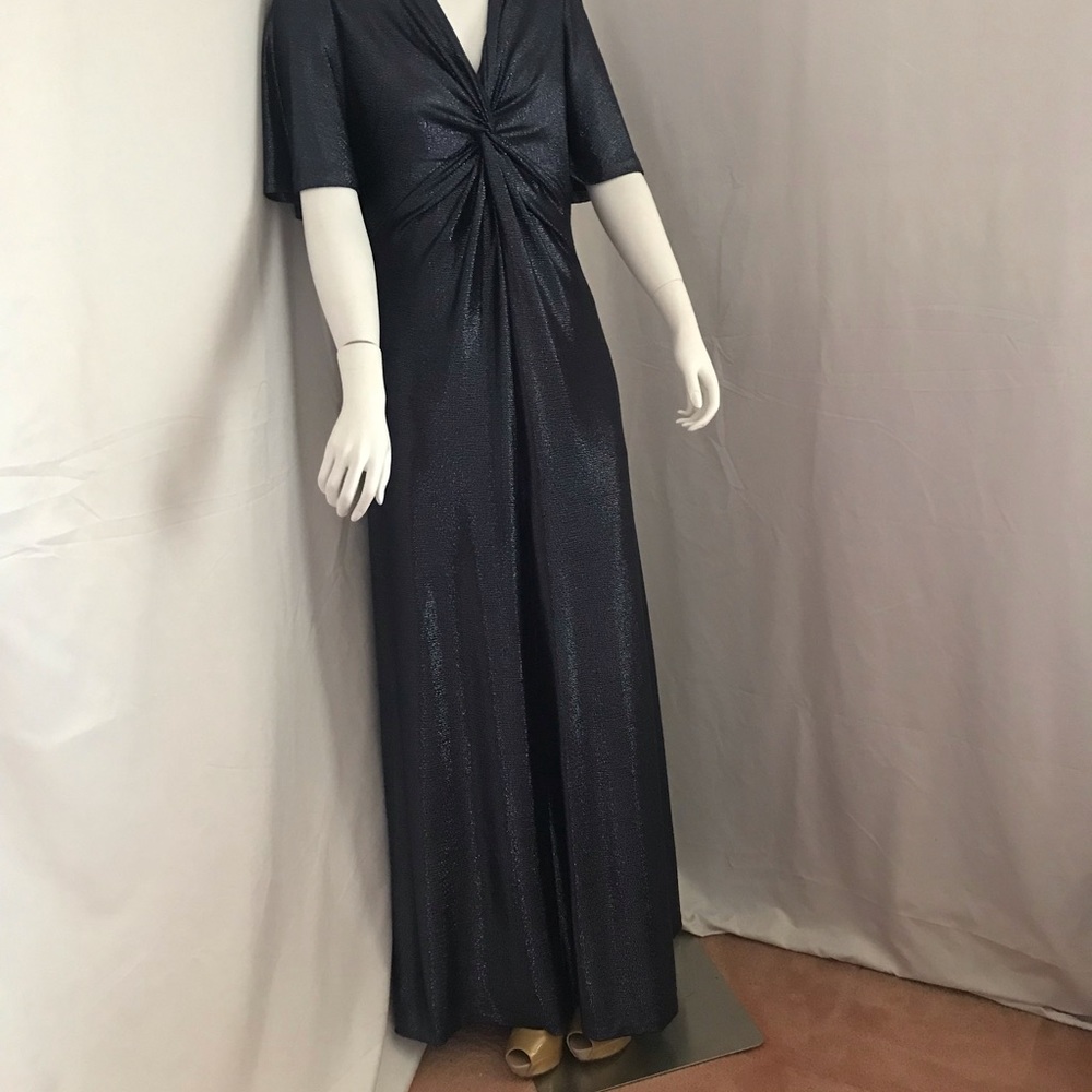 TAHARI evening dress in excellent condition fully lined
